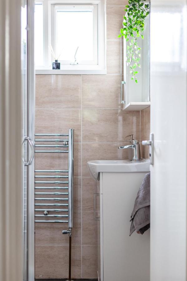 Arte Stays - 3-Bedroom Bright House London, Haggerston, Garden, Parking, 8 Min Walk To Haggerston Station, Weekly Or Monthly Stays, Serviced Accommodation - 7 Guests Exterior foto
